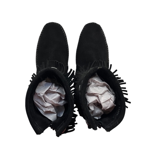 Minnetonka Black Fringe,Suede,Short Ankle Boots,Studded,soft sole boots,7 1/2 - Picture 3 of 9